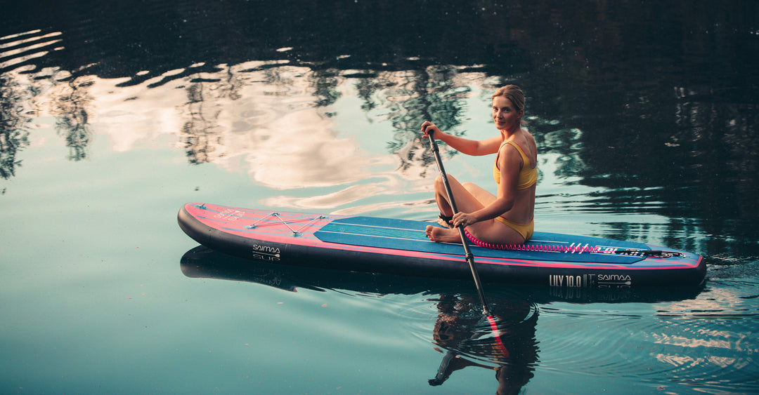 Nainen melomassa Saimaa SUP Lily-lautaa istuen